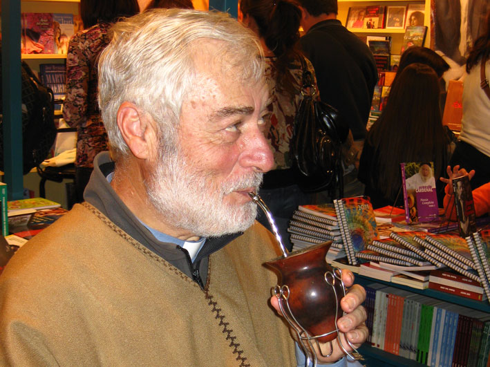 Mamerto Menapace toma mate en la Feria del Libro